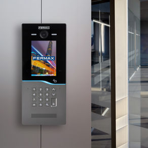 Fermax conecta sus placas de calle 4G Connect con la tecnología IoT de Telefónica Tech