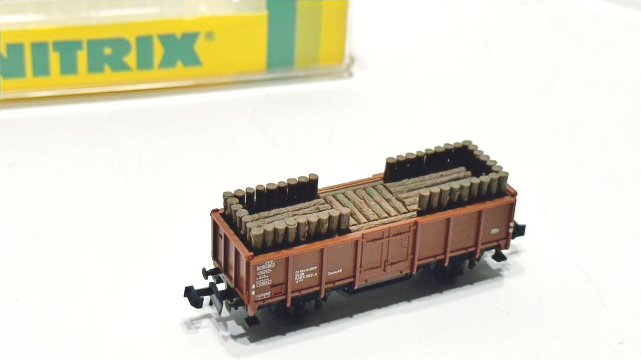 Minitrix 3587 freight wagen w/wood logs, excellent, boxed