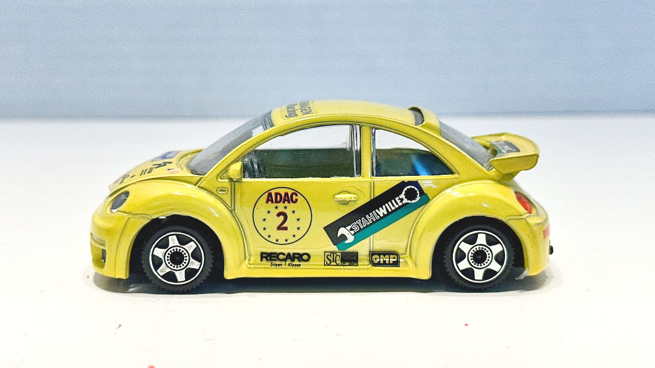 1:43 - Bburago Volkswagen New Beetle Cup racing car -excellent