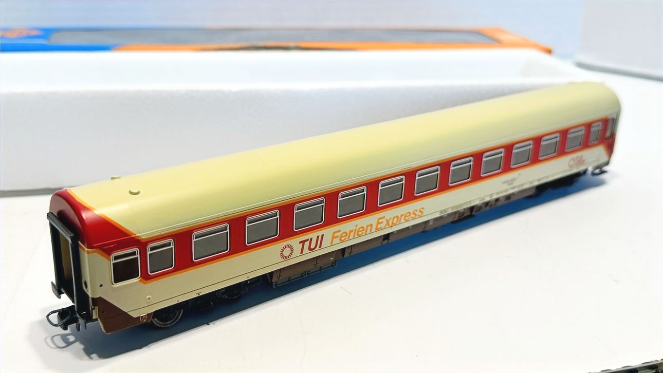 Roco 4227A -TUI passenger wagen, KKK, excellent, boxed