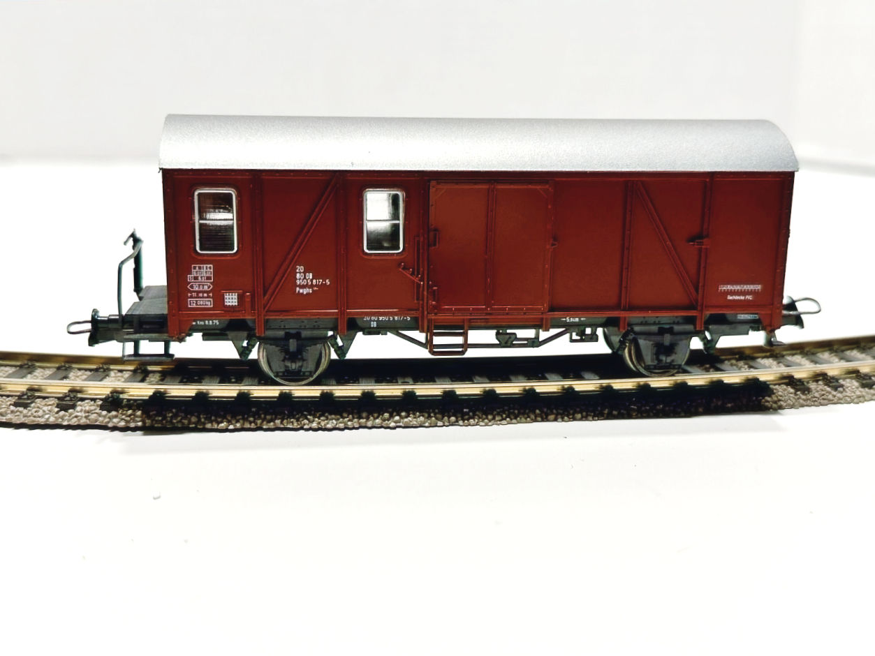 Roco freight wagen, AC, w/ sliding doors, very good
