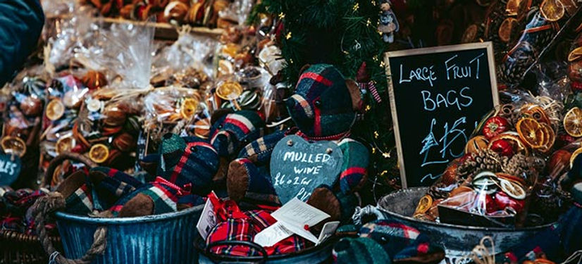 Chipping Campden Christmas Market 2025 with festive stalls, twinkling lights, and shoppers in the historic Cotswolds high str