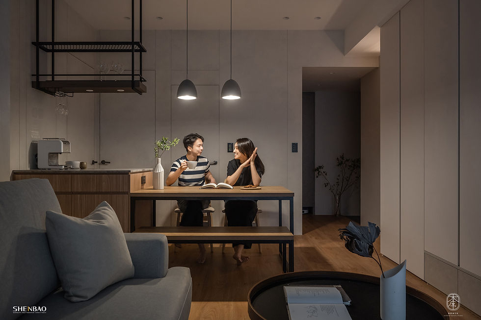 客廳 抽屜櫃L109皮革白 
收納高櫃W508玫瑰白 
餐廳 中島櫃597南洋黃杉 
玄關 高櫃L107皮革灰