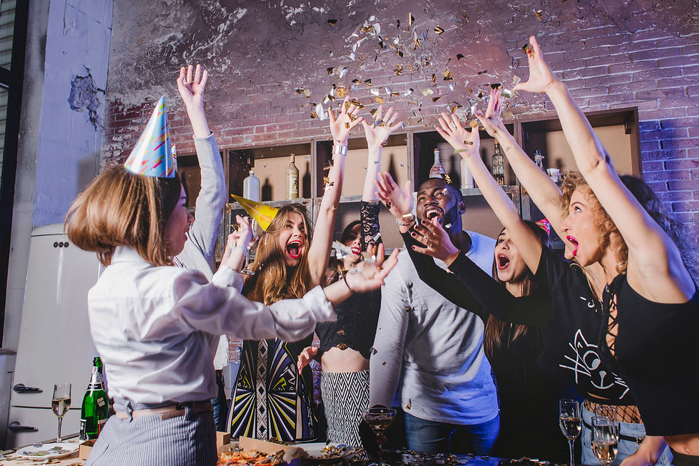 grupo-amigos-teniendo-fiesta-cocina.jpg