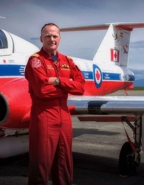 Damon Brad (Squid) Wintrup devant l'avion Snowbird