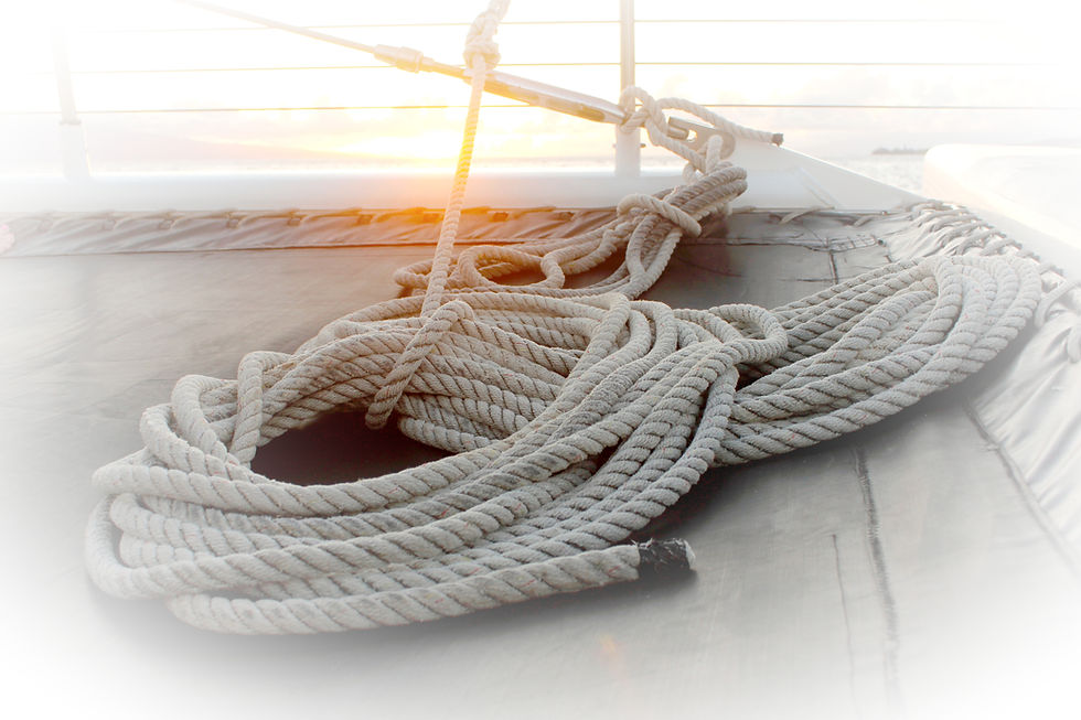 Ein Seil auf einem Segelboot