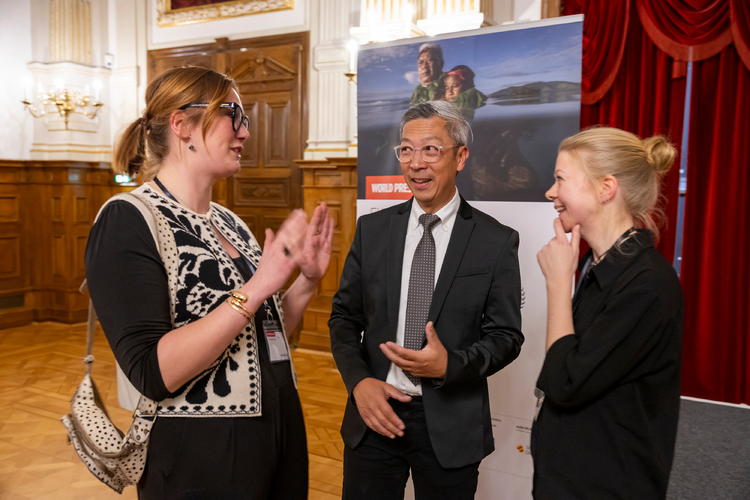 Fotograf Eddie Jim  bei der World Press Photo Ausstellung in Oldenburg