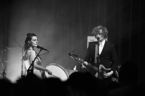 Live-Aufnahme des Oldenburger Indie-Rock-Duos False Lefty mit Tom und Veva Allan