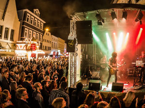 Nächtliche Szene vor einer Musik-Bühne des Stadtfestes Oldenburg