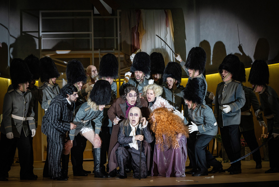 Szene aus Giachino Rossinis „Il barbiere di Siviglia“ mit Aksel Daveyan, der am Oldenburgischen Staatstheater in Oldenburg inszeniert wird.