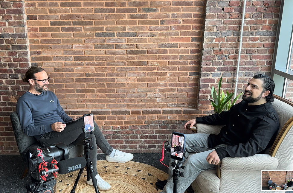 Thorsten Lange vom Kulturschnack Oldenburg im Interview mit Aksel Daveyan, der am Oldenburgischen Staatstheater in „Der Barbier von Sevilla“ zu sehen ist.