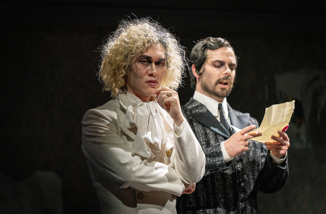 Szene aus Giachino Rossinis „Il barbiere di Siviglia“ mit Aksel Daveyan, der am Oldenburgischen Staatstheater in Oldenburg inszeniert wird.