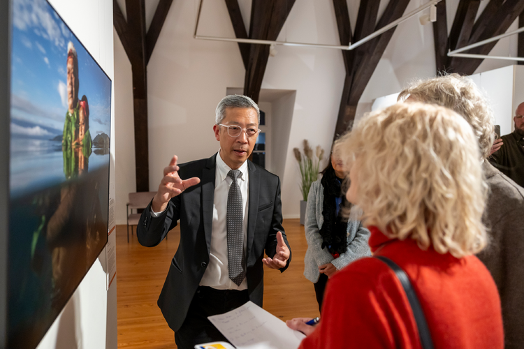 Fotograf Eddie Jim mit seinem Bild „Fighting, Not Sinking“ bei der World Press Photo Ausstellung in Oldenburg