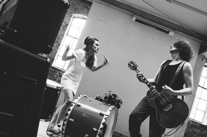 Live-Aufnahme des Oldenburger Indie-Rock-Duos False Lefty mit Tom und Veva Allan
