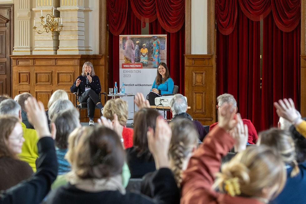 Magic Moments: Die Preisträgerin Lee-Ann Olwage beantwortete am Eröffnungstag gern die vielen Fragen der Besucher:innen. (Bild: Andreas Burmann)