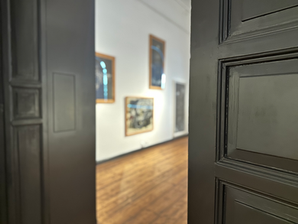 Blick auf eine Ausstellung in einem Museum, in diesem Fall das Augusteum des Landemuseums Kunst & Kultur in Oldenburg