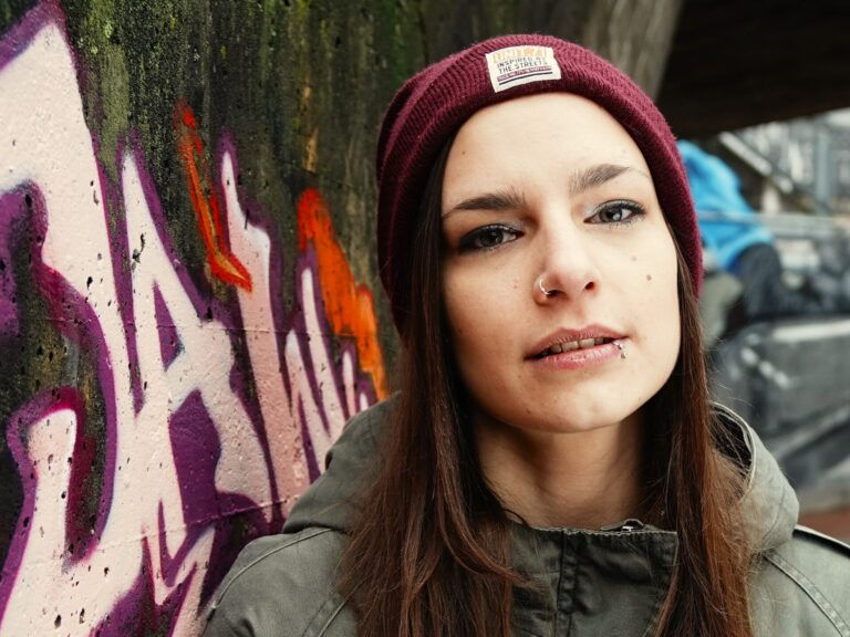 Portrait der Rapperin Anna Klatsche aus Hannover, die beim Skinny Nochez Jam in Oldenburg auftritt