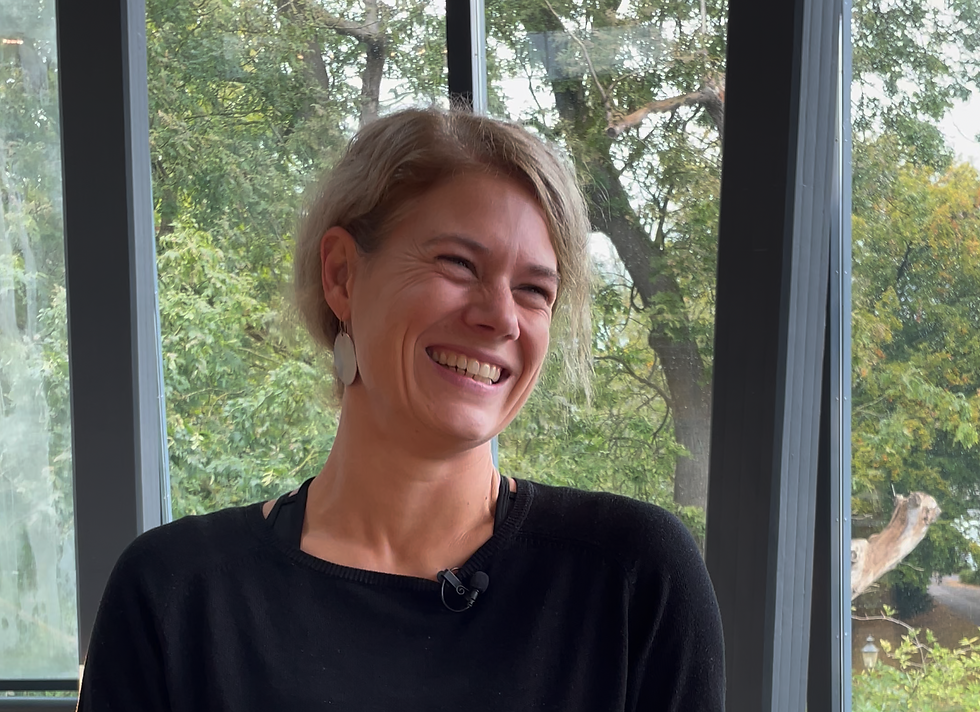 Portrait von Nora Hecker, Dramaturgin von WALD am Oldenburgischen Staatstheater in Oldenburg