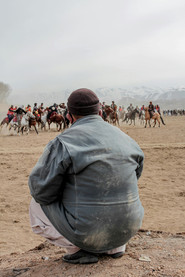 Ein Mann aus Afghanistan, von hinten aufgenommen
