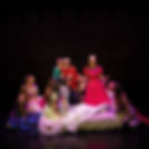 Kontraststark: Das gilt nicht nur für Kostüme und Bühnenbild, sondern auch für die zwei sehr unterschiedlichen Teile des Stücks. (Bild: Stephan Walzl)