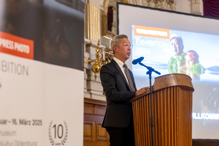 Fotograf Eddie Jim  bei der World Press Photo Ausstellung in Oldenburg
