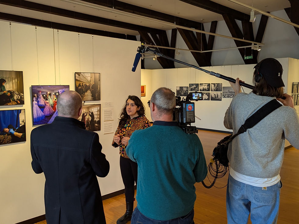 Die preisgekrönte Fotografien und Visual Storyteller Kiana Hayeri bei der World Press Photo Ausstellung in Oldenburg.