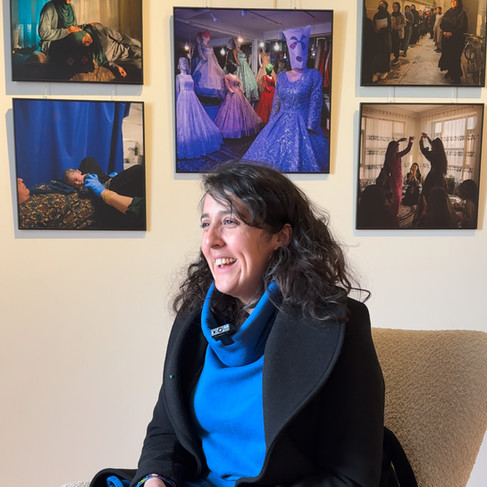 Die preisgekrönte Fotografien und Visual Storyteller Kiana Hayeri bei der World Press Photo Ausstellung in Oldenburg.
