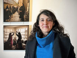 Fotografin und Visual Storyteller Kiana Hayeri bei der World Press Photo Ausstellung in Oldenburg