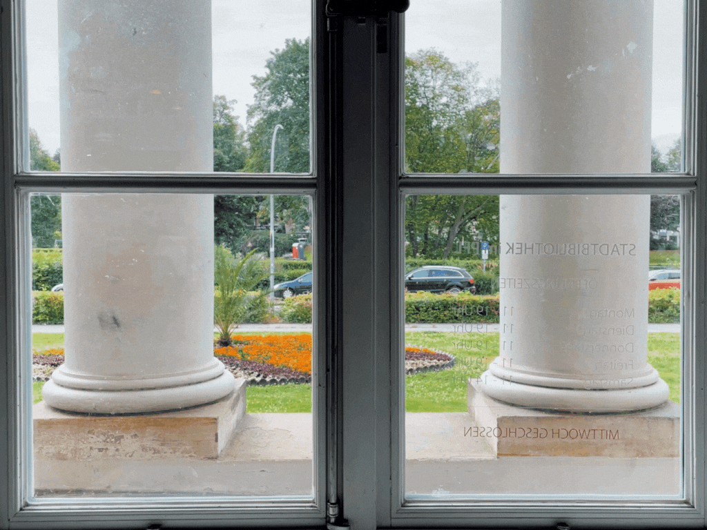 Alles im Blick: Im Erdgeschoss des PFL versperren zwar die Säulen den Blick - man kann sie aber auch als starke Charakteristika verstehen. (Bild: Kulturschnack)