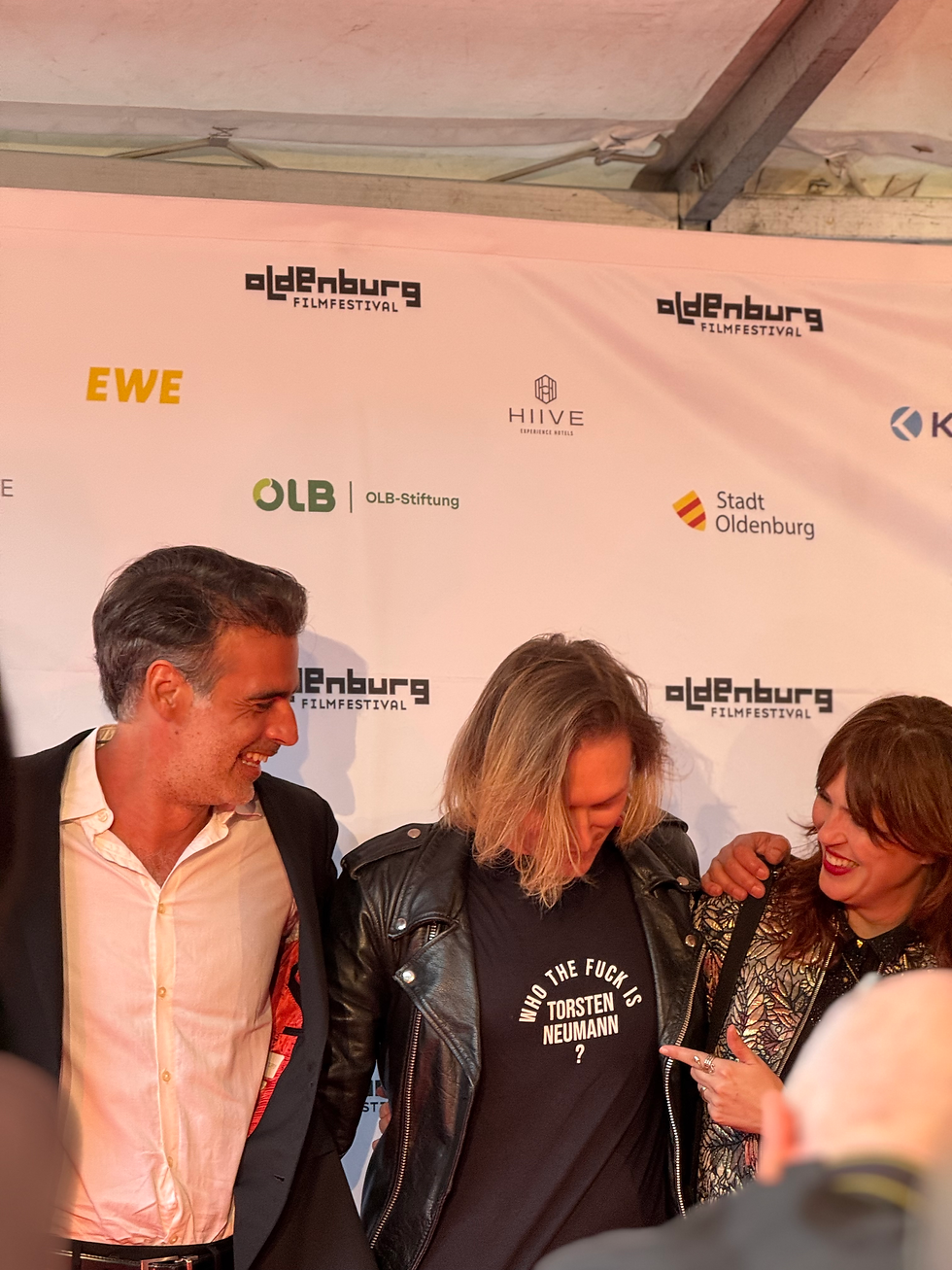 Wer ist Torsten Neumann? Jérôme Vandewattyne stellt eine Frage, die auf dem Festivalzirkus jede:r beantworten kann - aber auch außerhalb davon immer mehr. (Bild: Kulturschnack)