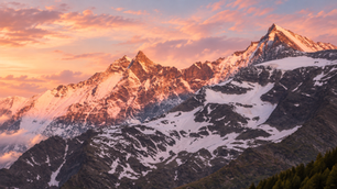 Besneeuwde bergtoppen in oranje zonsondergang onder roze wolken, met donkere rotsen en dennenbos; sereen.