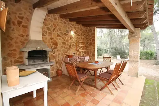 can-covetes-ansicht-ueberdachte-terrasse-mit-grill-4.webp