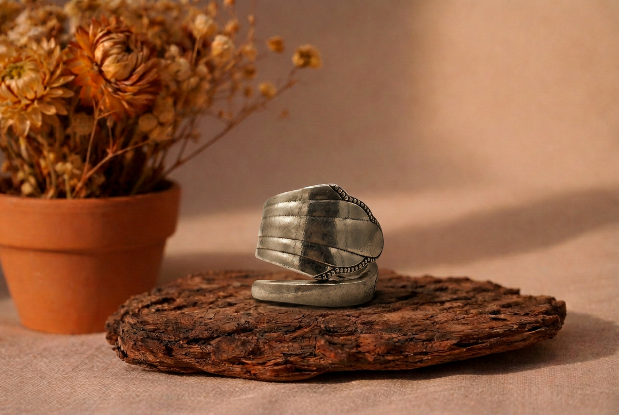 Ring aus einem versilberten Kaffeelöffel Fächermuster