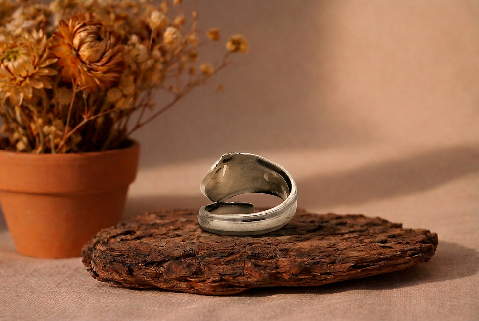 Miniaturbild: Ring aus einem versilberten Kaffeelöffel Stiel mit einem Pinken Opal