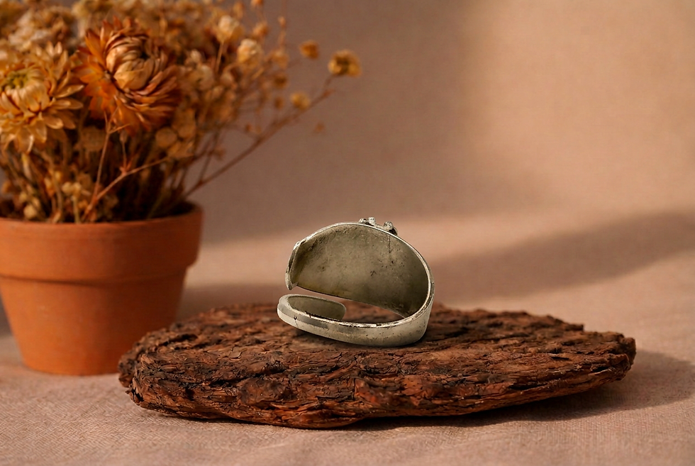 Miniaturbild: Ring aus einem 800er Silber Kaffeelöffel Stiel mit einem Mondstein