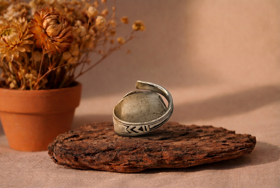 Miniaturbild: Besteckschmuck Ring aus einem 800er Silber Kaffeelöffel Stiel mit einem Peridot