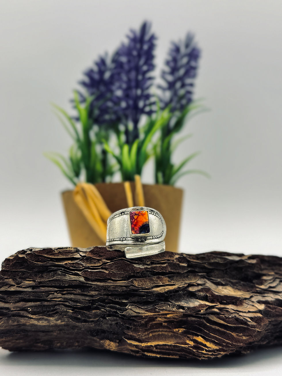 Ring aus einem versilberten Kaffeelöffel Stiel mit einem Dahlia Türkis