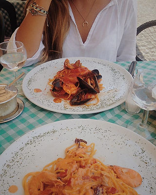 carlo menta pasta marisco aventuras comida verano roma italia trastevere
