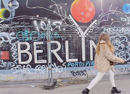 berlin muro chica arte eas side gallery