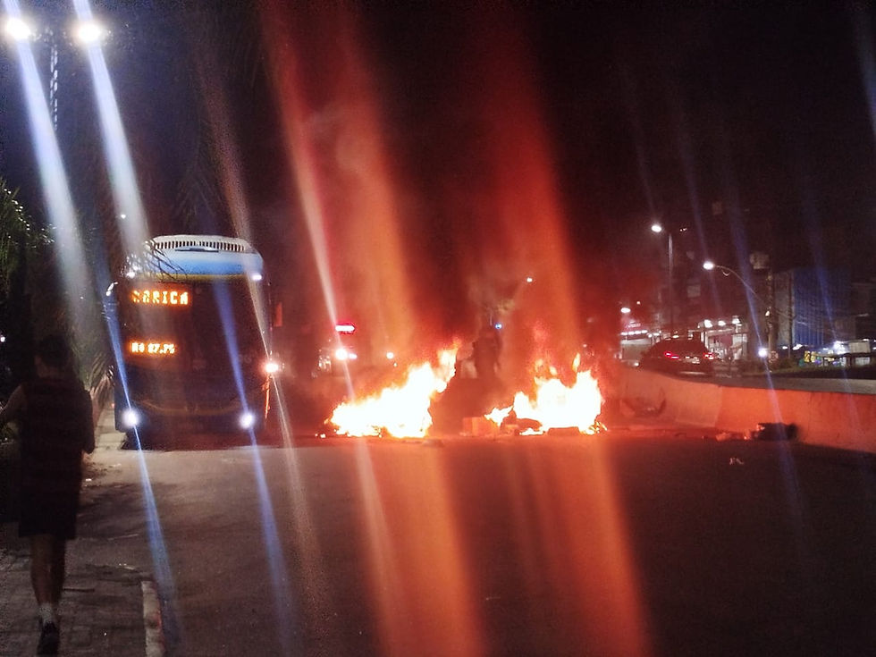 URGENTE: Protesto por falta de energia paralisa trânsito em Itaipuaçu; PM acompanha manifestação