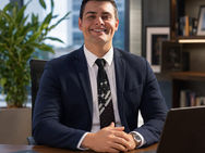 Advogado Matheus Guimarães alia atuação jurídica à promoção da cidadania e da informação sobre direitos da população LGBTQIA+