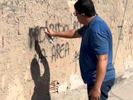 Elton Cristo critica avanço da criminalidade e apaga pichações atribuídas ao crime organizado em Nova Iguaçu
