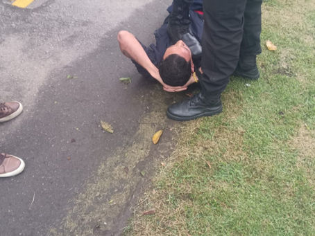 Levou a bicicleta e ganhou Pé no pescoço até a chegada da polícia