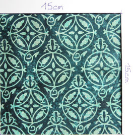 Tissu imprimé coloré batik avec motifs vert d'eau sur fond bleu plus foncé — échantillon carré de 15 cm - choix de tissu pour confection sur mesure