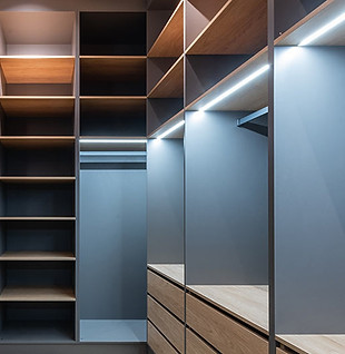 LED_Illuminazione_Armadio_Falegnameria_Sberna.jpg