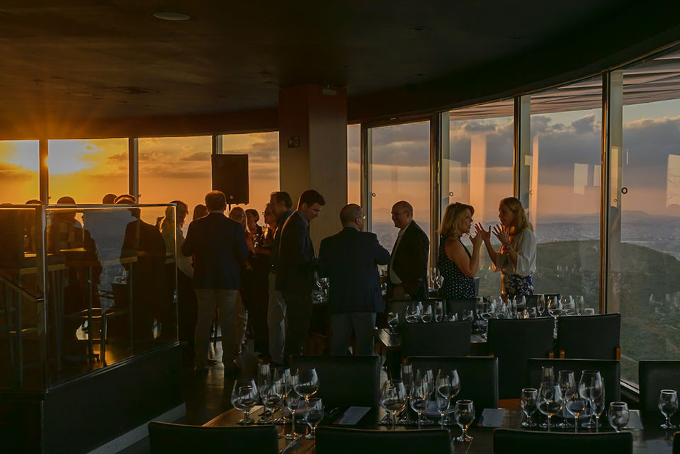 Foto de jantar num evento corporativo com um lindo pôr do Sol