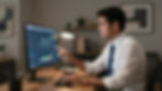 Analista revisando gráficos de inteligencia empresarial en su monitor.