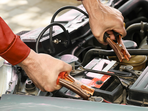 Tu auto no arrancó justo cuando más lo necesitabas… y todo por ignorar el acumulador