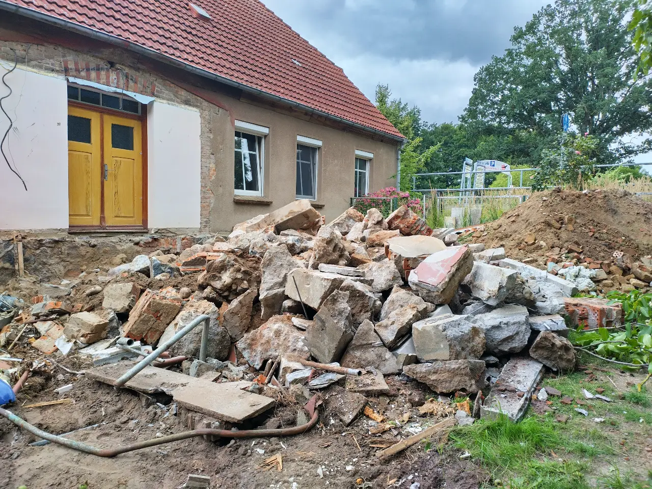 Überreste vom Abriss Veranda, Steinhaufen