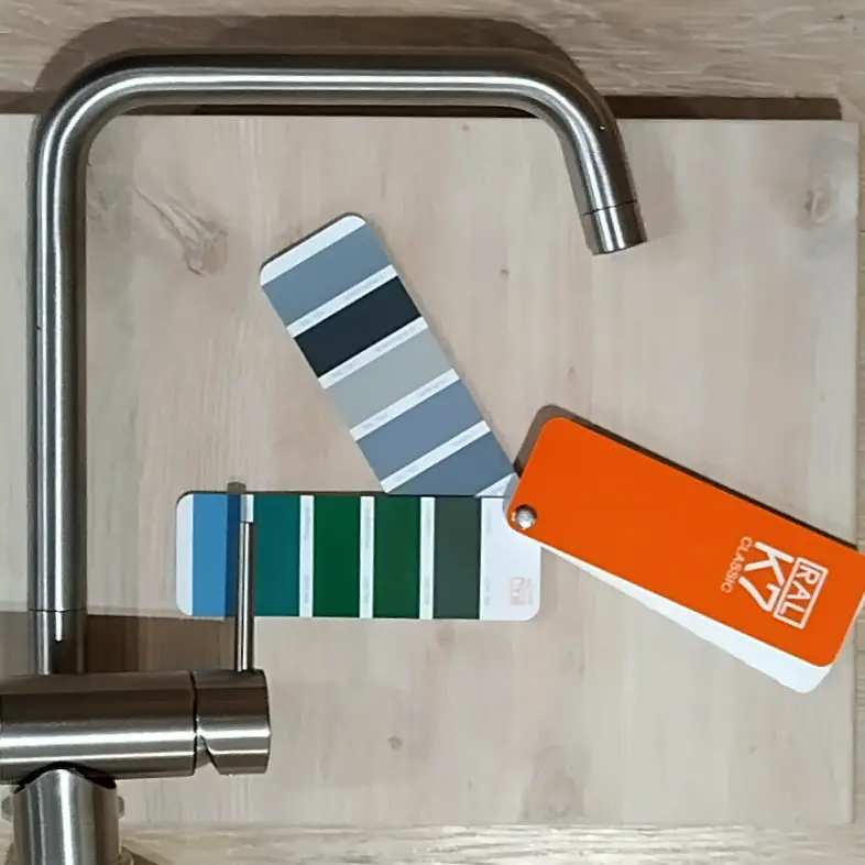 Wasserhahn, Holzarbeitsplatte, RAL Farbfächer